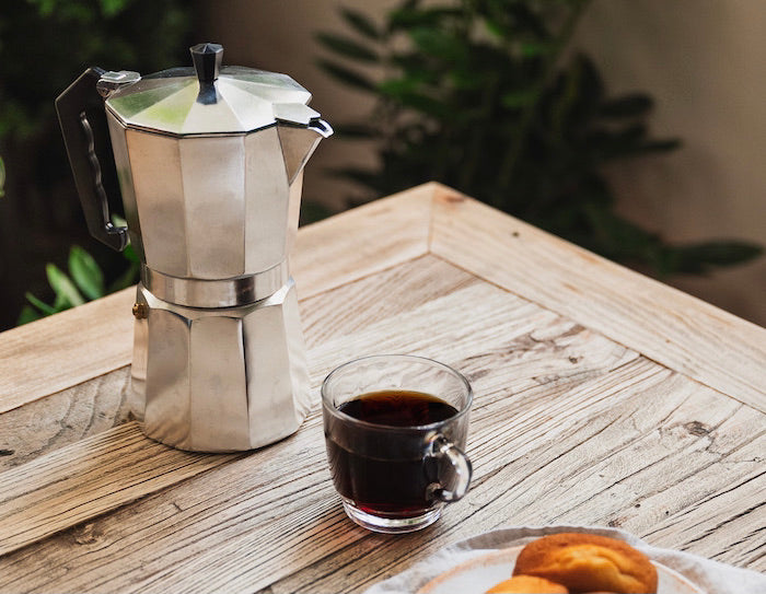 Cafetière à l'italienne, un café de lupin et des madeleines